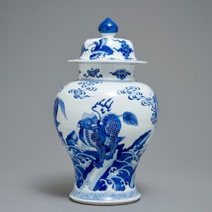 Een Chinese blauwwitte dekselvaas met fabeldieren, Kangxi — foto 2