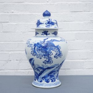 Een Chinese blauwwitte dekselvaas met fabeldieren, Kangxi — foto 7