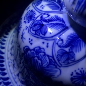 Een Chinese blauwwitte dekselvaas met floraal decor, Kangxi — foto 13
