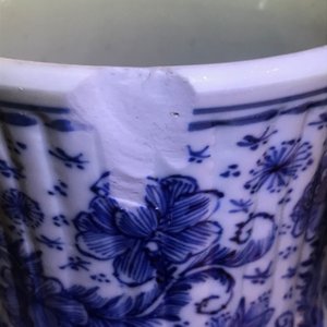 Een Chinese blauwwitte dekselvaas met floraal decor, Kangxi — foto 15