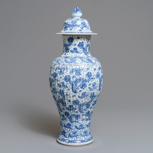 Een Chinese blauwwitte dekselvaas met floraal decor, Kangxi — foto 4