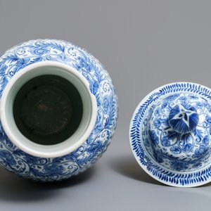 Een Chinese blauwwitte dekselvaas met floraal decor, Kangxi — foto 5