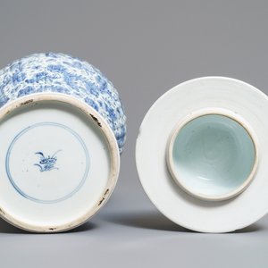 Een Chinese blauwwitte dekselvaas met floraal decor, Kangxi — foto 6