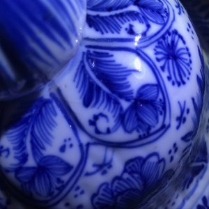 Een Chinese blauwwitte dekselvaas met floraal decor, Kangxi — foto 10