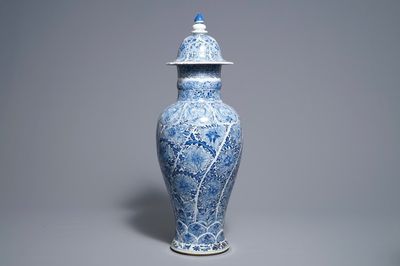 Een Chinese blauwwitte dekselvaas met floraal decor, Kangxi