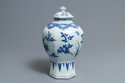 Een Chinese blauwwitte dekselvaas met floraal decor, Transitie periode