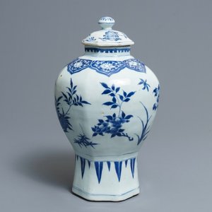 Een Chinese blauwwitte dekselvaas met floraal decor, Transitie periode — foto 1