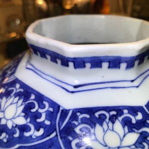 Een Chinese blauwwitte dekselvaas met floraal decor, Transitie periode — foto 13