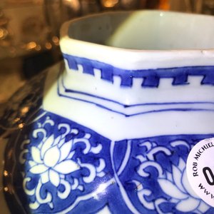 Een Chinese blauwwitte dekselvaas met floraal decor, Transitie periode — foto 14