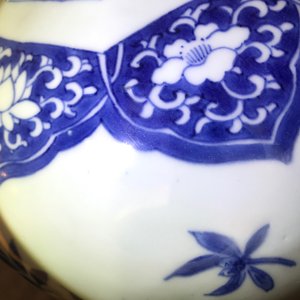 Een Chinese blauwwitte dekselvaas met floraal decor, Transitie periode — foto 20