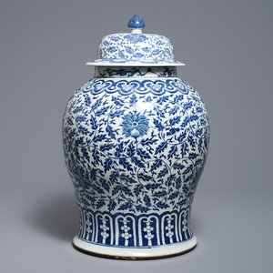 Een Chinese blauwwitte dekselvaas met lotusslingers, 19e eeuw — foto 1