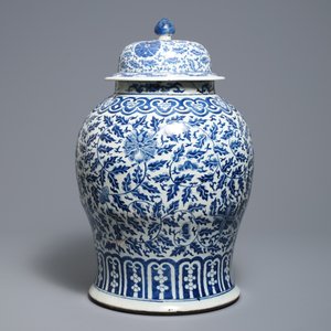 Een Chinese blauwwitte dekselvaas met lotusslingers, 19e eeuw — foto 2