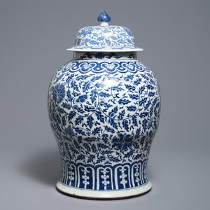 Een Chinese blauwwitte dekselvaas met lotusslingers, 19e eeuw — foto 3