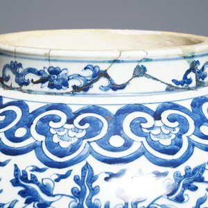 Een Chinese blauwwitte dekselvaas met lotusslingers, 19e eeuw — foto 8