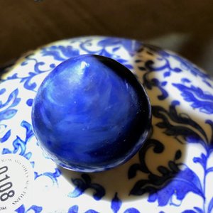 Een Chinese blauwwitte dekselvaas met lotusslingers, 19e eeuw — foto 9