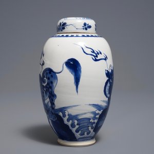 Een Chinese blauwwitte dekselvaas met mythologische dieren, Kangxi — foto 3