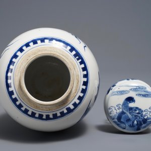 Een Chinese blauwwitte dekselvaas met mythologische dieren, Kangxi — foto 6