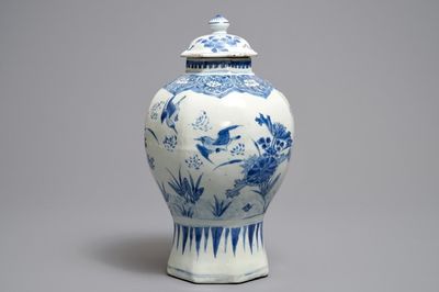 Een Chinese blauwwitte dekselvaas met vogels en bloemen, Transitie periode