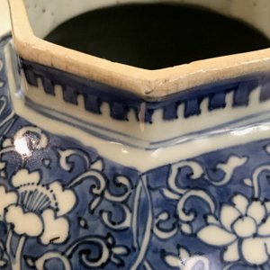 Een Chinese blauwwitte dekselvaas met vogels en bloemen, Transitie periode — foto 11