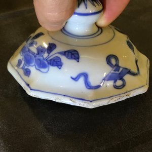 Een Chinese blauwwitte dekselvaas met vogels en bloemen, Transitie periode — foto 9
