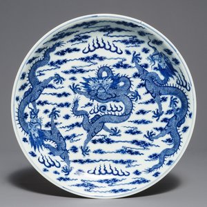 Een Chinese blauwwitte 'draken' schotel, Kangxi merk, 19e eeuw — foto 1