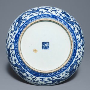 Een Chinese blauwwitte 'draken' schotel, Qianlong merk, 19e eeuw — foto 2