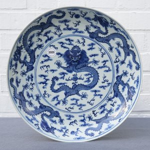 Een Chinese blauwwitte 'draken' schotel, Qianlong merk, 19e eeuw — foto 4