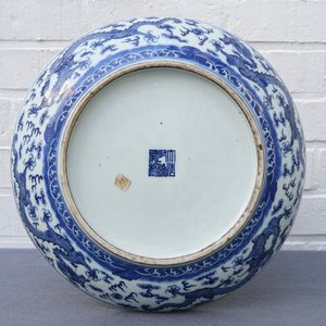 Een Chinese blauwwitte 'draken' schotel, Qianlong merk, 19e eeuw — foto 5