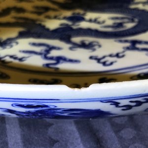 Een Chinese blauwwitte 'draken' schotel, Qianlong merk, 19e eeuw — foto 7
