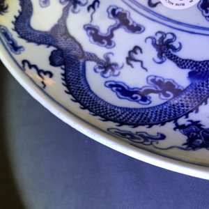 Een Chinese blauwwitte 'draken' schotel, Qianlong merk, 19e eeuw — foto 8