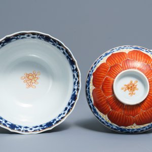 Een Chinese blauwwitte en ijzerrode dekselkom op schotel, Qianlong/Jiaqing — foto 8