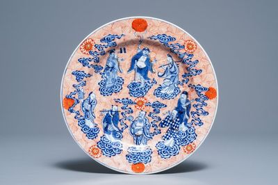Een Chinese blauwwitte en ijzerrode schotel met '8 onsterfelijken', Xuande merk, 19e eeuw