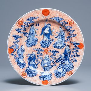 Een Chinese blauwwitte en ijzerrode schotel met '8 onsterfelijken', Xuande merk, 19e eeuw — foto 1