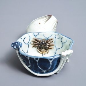 Een Chinese blauwwitte en koperrode 'krab in lotus' waterdruppelaar, Kangxi — foto 8
