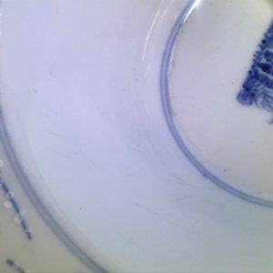 Een Chinese blauwwitte en onderglazuur rode kom met prunusbloemen, Chenghua merk, Kangxi — foto 11