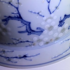 Een Chinese blauwwitte en onderglazuur rode kom met prunusbloemen, Chenghua merk, Kangxi — foto 15