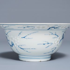 Een Chinese blauwwitte en onderglazuur rode kom met prunusbloemen, Chenghua merk, Kangxi — foto 3