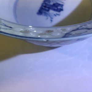 Een Chinese blauwwitte en onderglazuur rode kom met prunusbloemen, Chenghua merk, Kangxi — foto 7