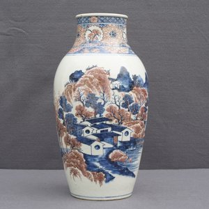 Een Chinese blauwwitte en onderglazuur rode landschapsvaas, 19e eeuw — foto 10