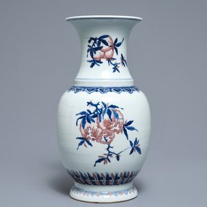 Een Chinese blauwwitte en onderglazuur rode 'sanduo' vaas, 19/20e eeuw — foto 1