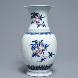 Een Chinese blauwwitte en onderglazuur rode 'sanduo' vaas, 19/20e eeuw — foto 2