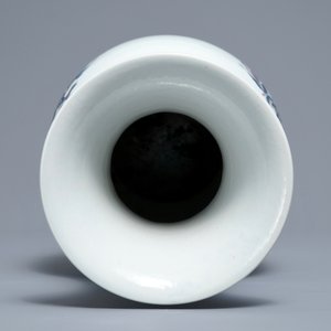 Een Chinese blauwwitte en onderglazuur rode 'sanduo' vaas, 19/20e eeuw — foto 5