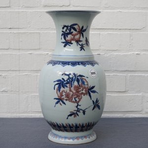 Een Chinese blauwwitte en onderglazuur rode 'sanduo' vaas, 19/20e eeuw — foto 6