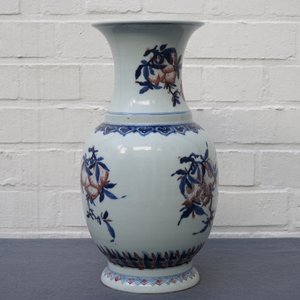 Een Chinese blauwwitte en onderglazuur rode 'sanduo' vaas, 19/20e eeuw — foto 7