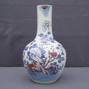 Een Chinese blauwwitte en onderglazuur rode vaas met hanen, 19e eeuw — foto 11
