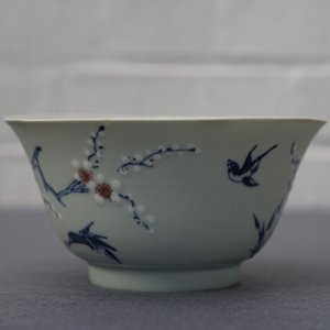 Een Chinese blauwwitte en rode kom met prunustakken op celadon fondkleur, Kangxi — foto 13