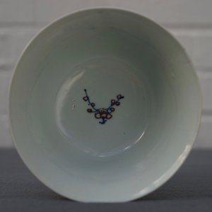 Een Chinese blauwwitte en rode kom met prunustakken op celadon fondkleur, Kangxi — foto 16