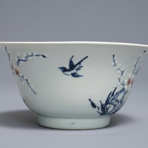 Een Chinese blauwwitte en rode kom met prunustakken op celadon fondkleur, Kangxi — foto 2