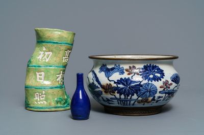 Een Chinese blauwwitte en rode wierookbrander, een wandvaas en een monochroom blauw vaasje, 19/20e eeuw