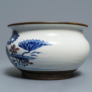 Een Chinese blauwwitte en rode wierookbrander, een wandvaas en een monochroom blauw vaasje, 19/20e eeuw — foto 11